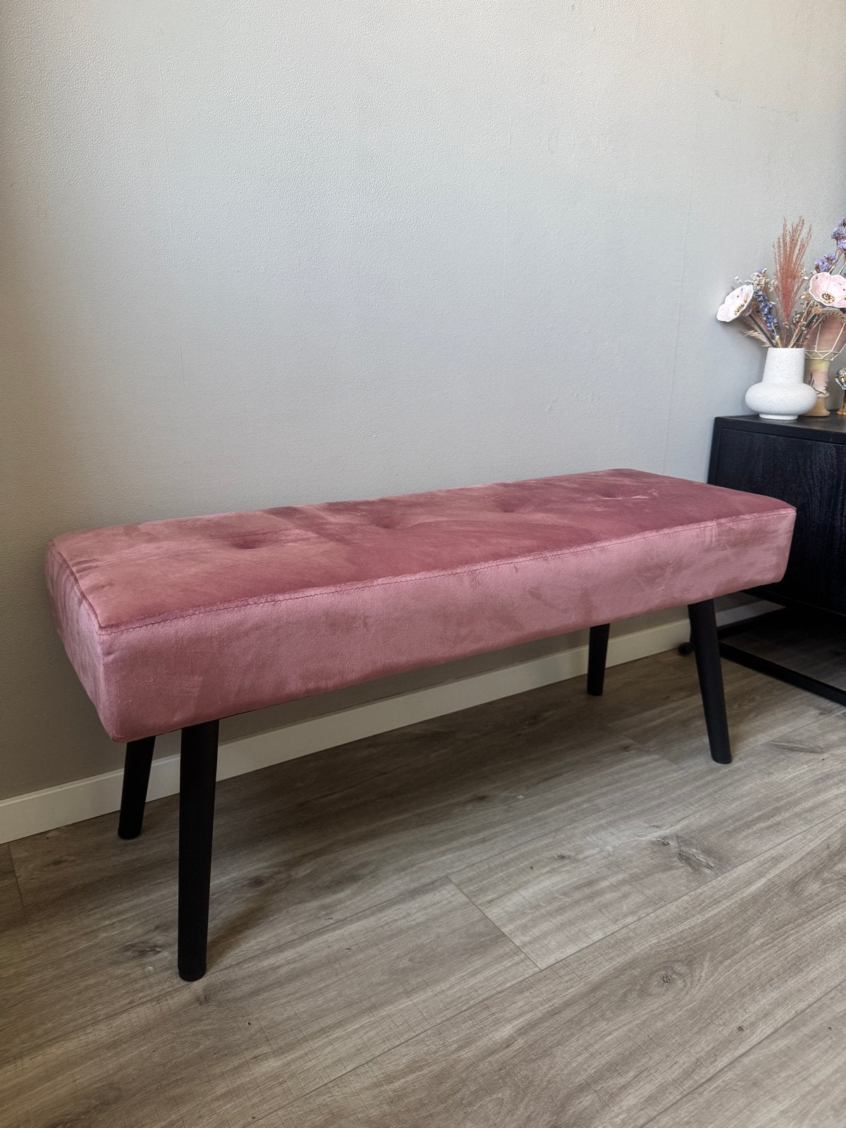 Roze fluwelen bankje met zwarte poten, Huis en Inrichting, Ophalen, Gebruikt, 50 tot 75 cm, 100 tot 125 cm