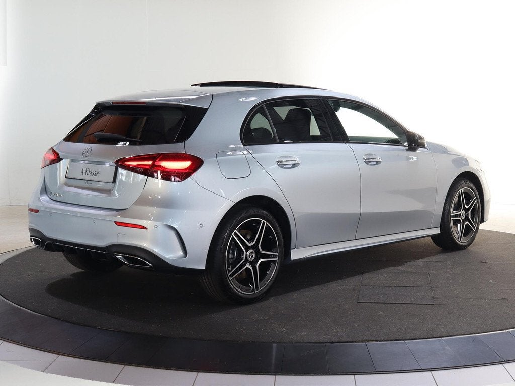 Mercedes-Benz A-Klasse 250e Business Solution AMG | Panorama, Auto's, Mercedes-Benz, 4 cilinders, 163 pk, Plug-in hybride, Bedrijf
