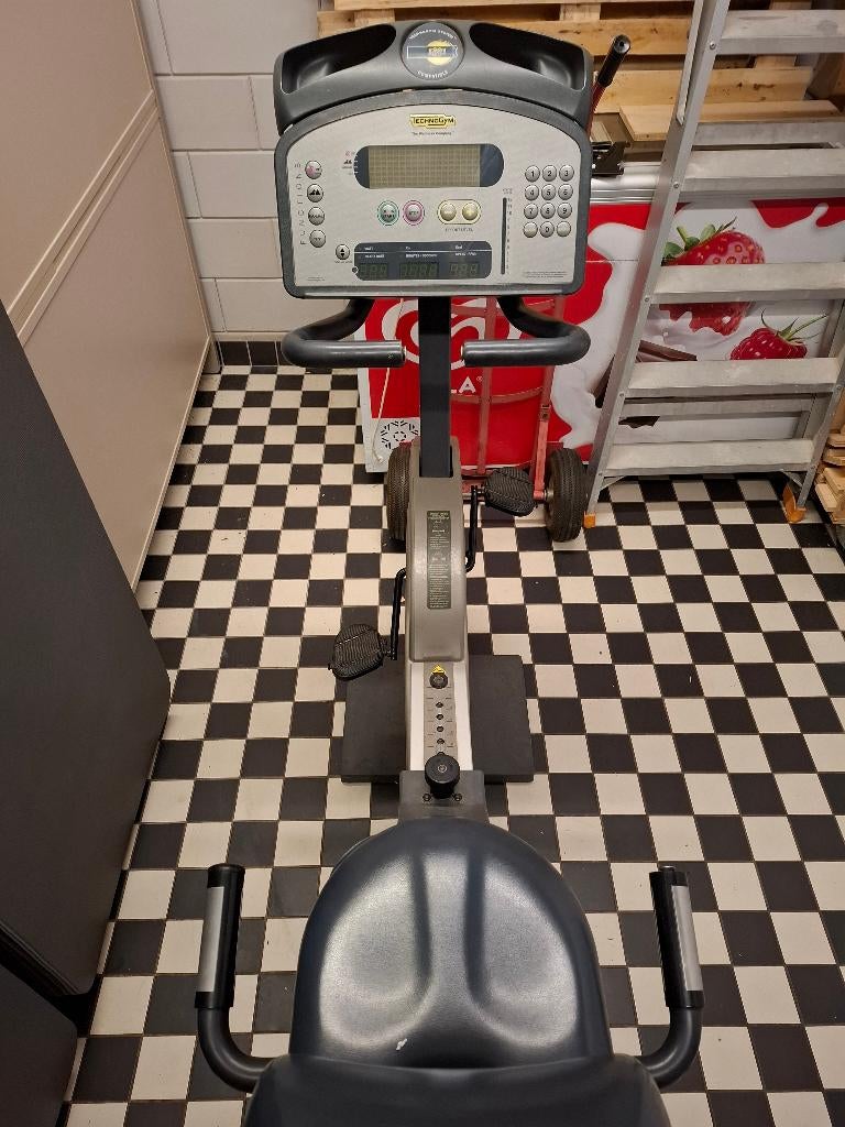 hometrainer TechnoGym Recline 600 XT recumbent bike ligfiets, Ophalen, Gebruikt, Rug, Metaal