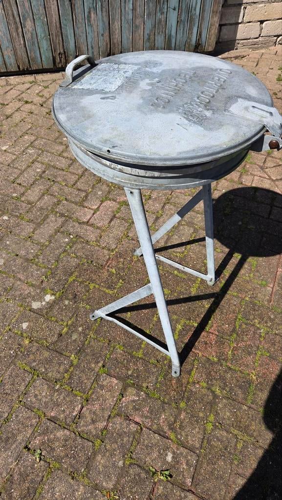 Zinken vuilnisbak standaard., Antiek en Kunst, Ophalen