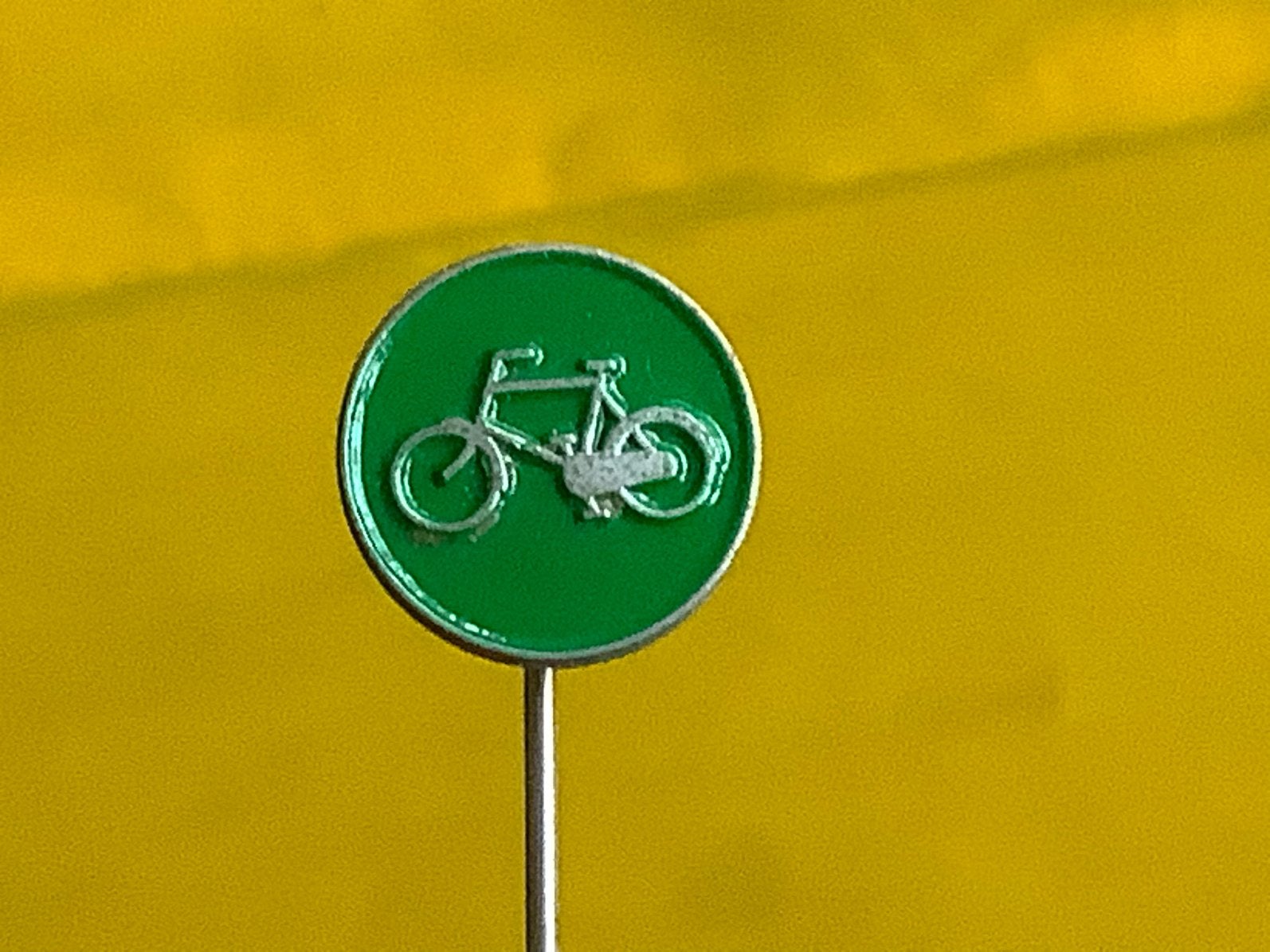 Speldje fiets groen rijwiel, Verzamelen, Ophalen of Verzenden, Gebruikt, Overige onderwerpen, Speldje of Pin