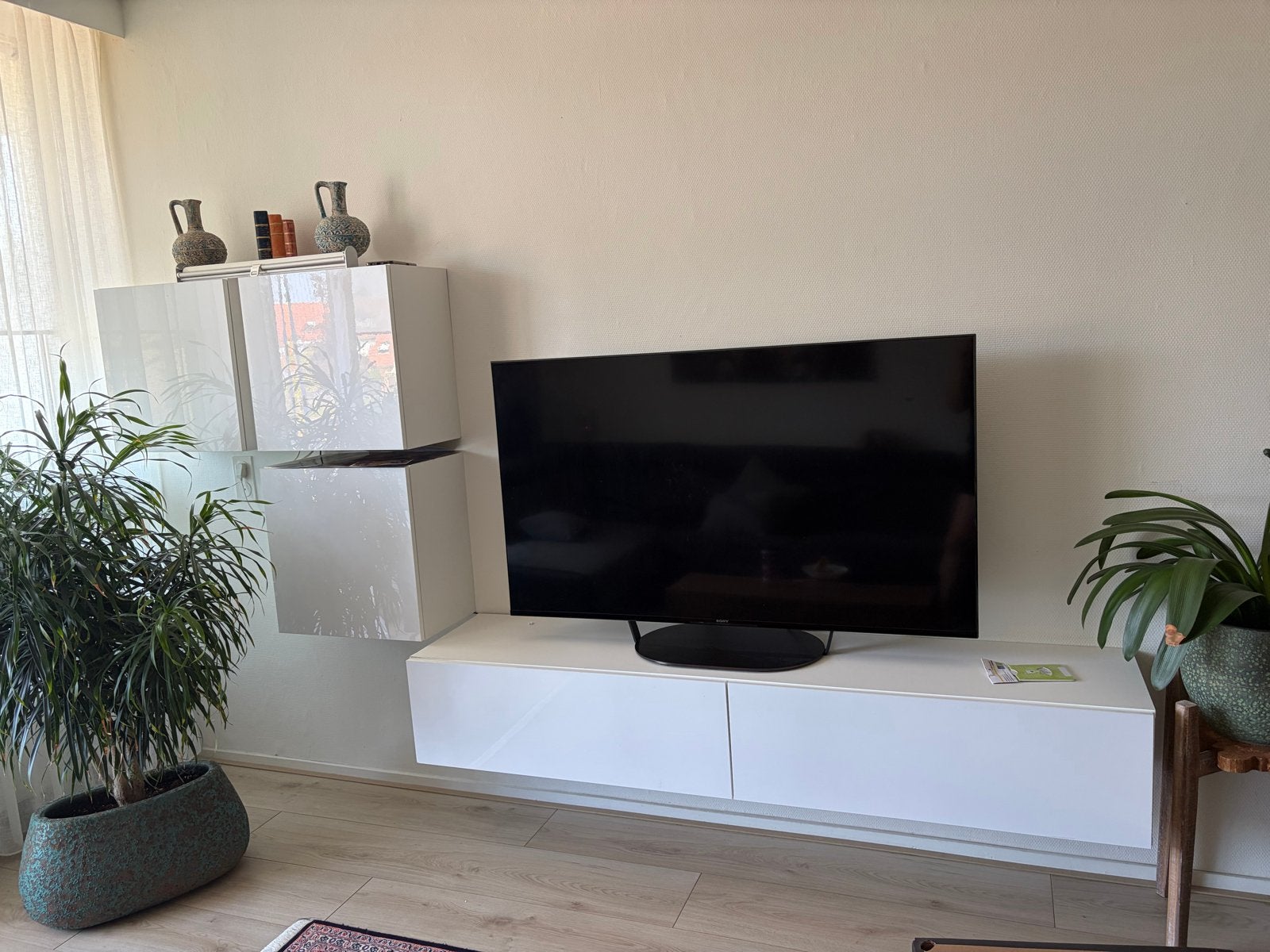Moderne witte tv-kast met hangkasten, Ophalen, Overige materialen, Gebruikt, 100 tot 150 cm