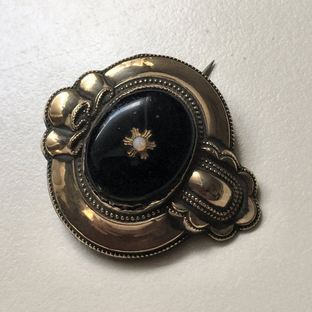 Biedermeijer 18 kt gouden rouwbroche 1880, Sieraden, Tassen en Uiterlijk, Ophalen of Verzenden, Goud, Broche, Met edelsteen
