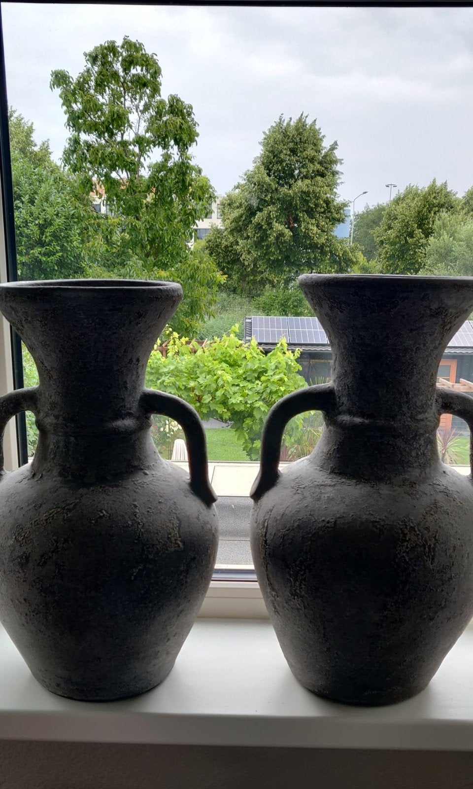 Set van 2 donkergrijze betonnen vazen - 49 cm hoog, Antiek en Kunst, Antiek | Vazen, Ophalen