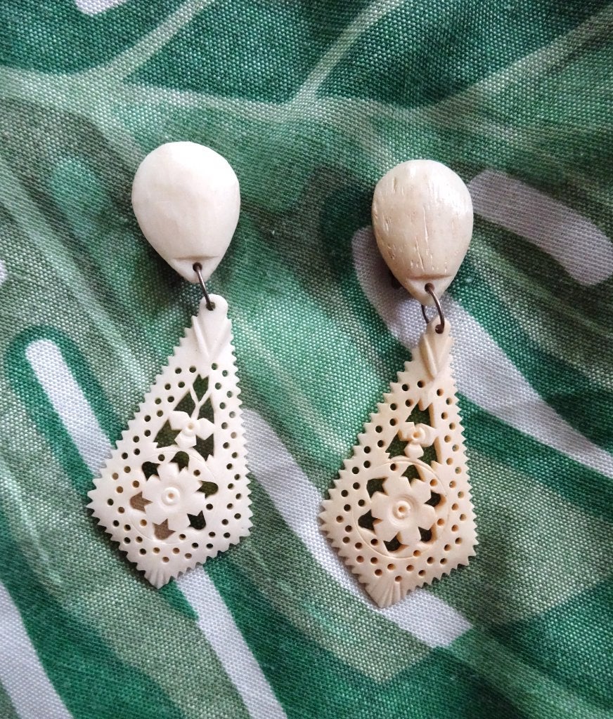 Vintage opengewerkt filigraan handgesneden bone oorclips, Overige materialen, Verzenden, Wit, Hangers
