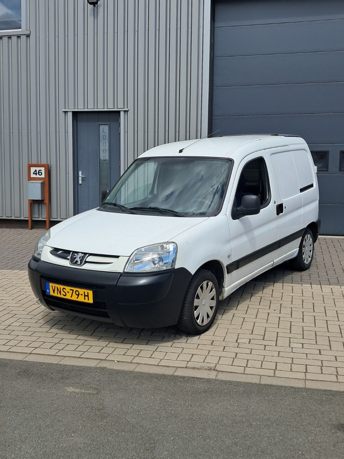 Tekoop Peugeot partner 1.4 bezine 2006 Wit, Auto's, Stof, Wit, Metallic lak, Handgeschakeld
