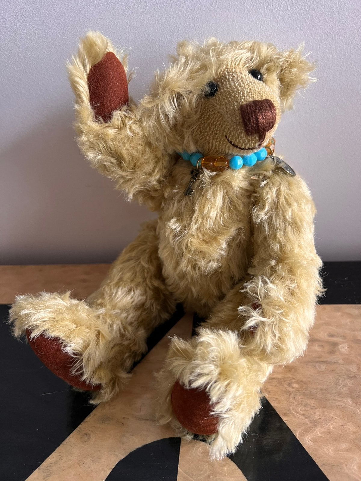 Artist teddybear Chloë Bear, Ophalen of Verzenden, Zo goed als nieuw, Stoffen beer, Overige merken