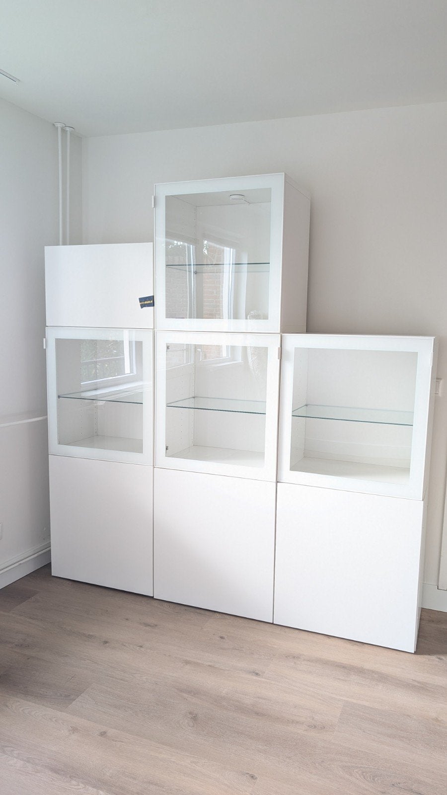 IKEA BESTA Witte vitrinekast met glazen deuren en planken, Ophalen, Glas, 150 tot 200 cm, Modern