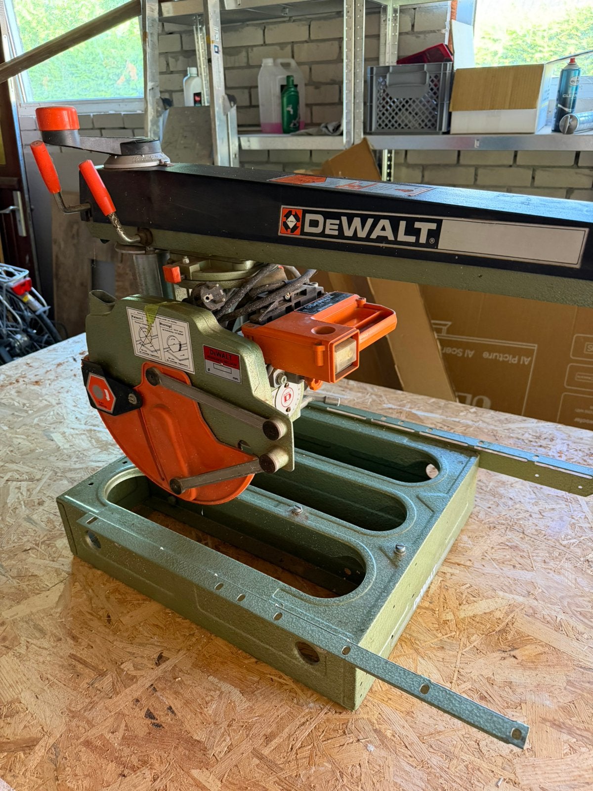 Dewalt afkortzaag werkplaats, Ophalen, Zo goed als nieuw, Afkortzaag, 30 tot 70 mm