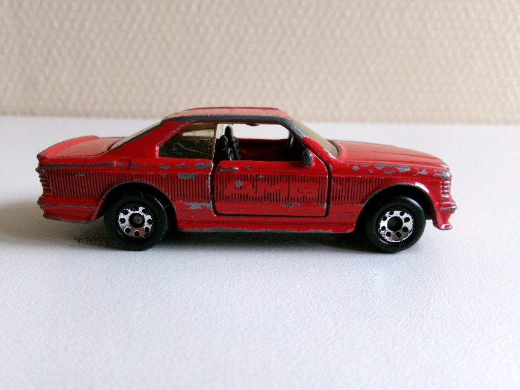 Mercedes 500 SEC rood 1:64 Matchbox (geen ovp), Hobby en Vrije tijd, Ophalen of Verzenden, Gebruikt, Auto
