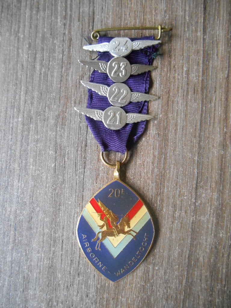 Airborne medaille 20ste met cijfers 21 t/m 24 Oosterbeek, Ophalen of Verzenden, Landmacht, Nederland, Lintje, Medaille of Wings