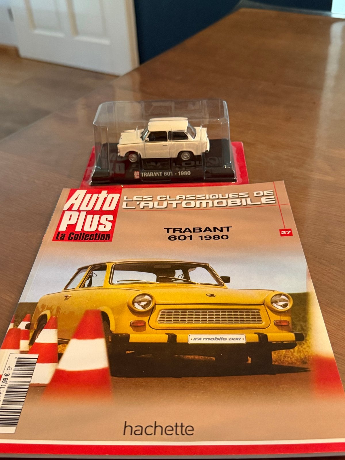 Trabant 601 - 1980 schaalmodel met tijdschrift, Ophalen of Verzenden, Nieuw, Auto, Overige merken