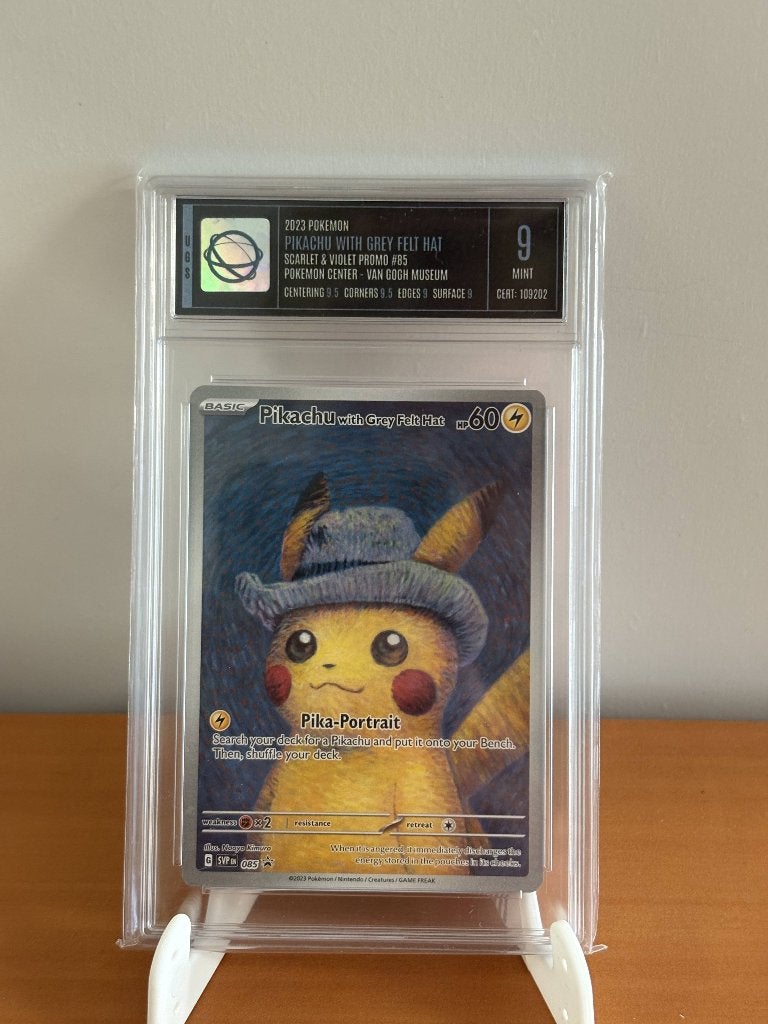 Pikachu met Grijze Vilten Hoed (Van Gogh Museum) gegrade 9, Ophalen of Verzenden, Nieuw, Losse kaart, Foil
