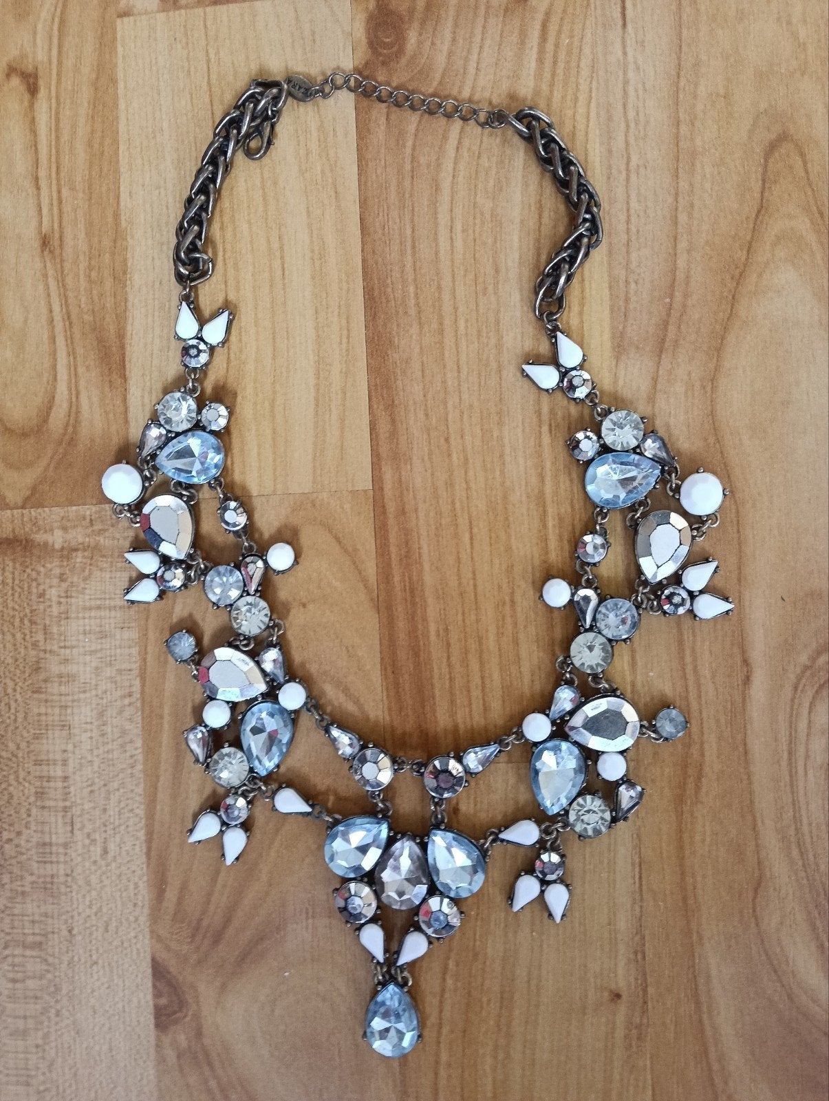 Statement ketting met blauwe en witte stenen, Met kristal, Overige materialen, Blauw, Ophalen of Verzenden