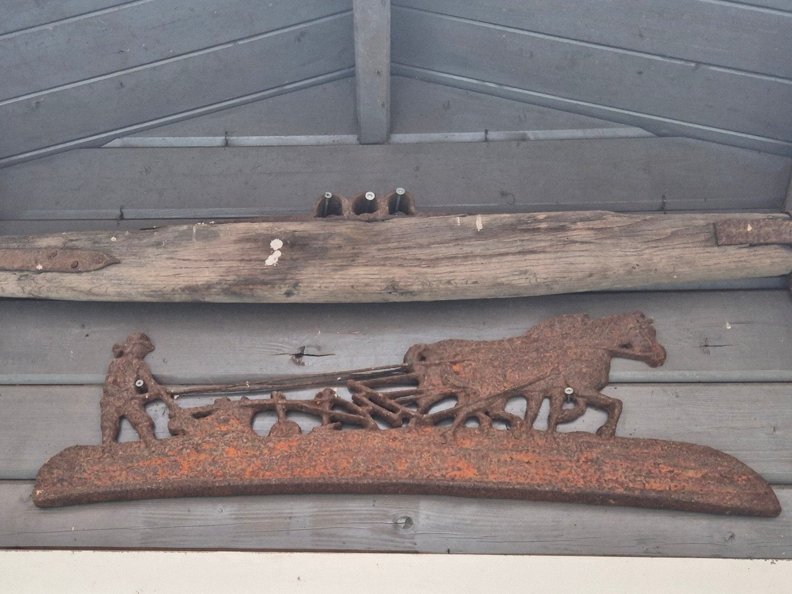 Rustiek metalen wanddecoratie: Boer met paard en ploeg, Ophalen