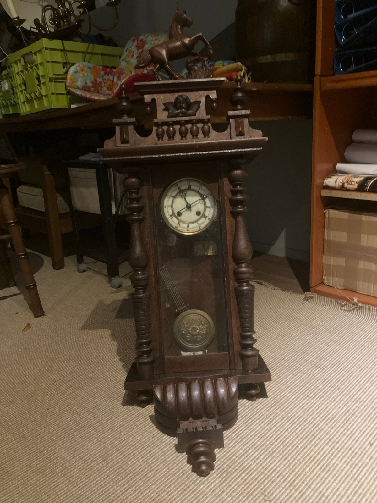 Antieke houten wandklok met slinger en paarddecoratie, Ophalen of Verzenden