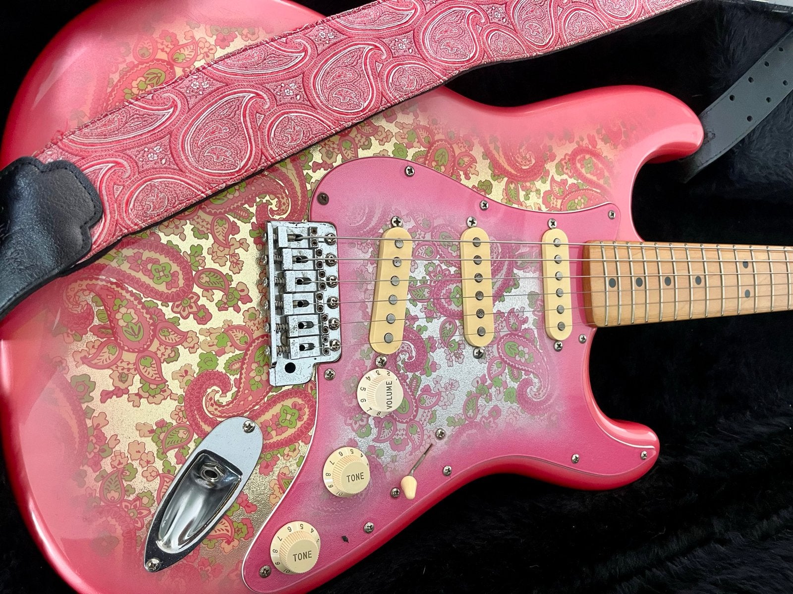 Fender Pink Paisley E-serie Stratocaster '72 reissue, Muziek en Instrumenten, Ophalen, Zo goed als nieuw, Solid body, Fender