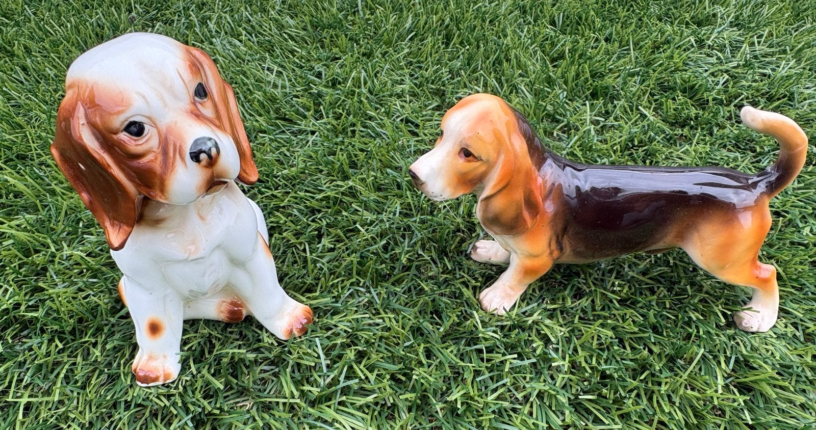 Twee schattige honden Beagle beeldjes - Keramiek, Ophalen of Verzenden, Zo goed als nieuw, Dier