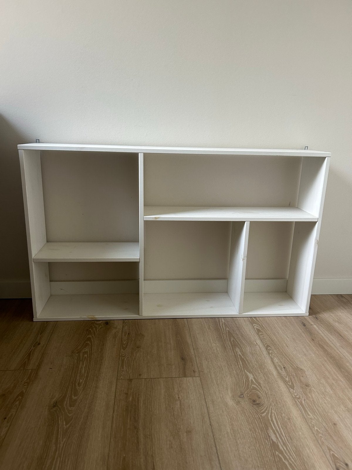 Witte wandkast met open vakken, Ophalen, Met plank(en), Gebruikt, 100 tot 150 cm