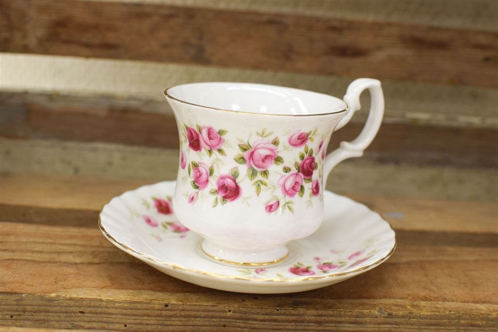 Royal Albert porseleinen kop en schotel 45387, Huis en Inrichting, Keuken | Servies, Gebruikt, Ophalen of Verzenden, Bord(en)