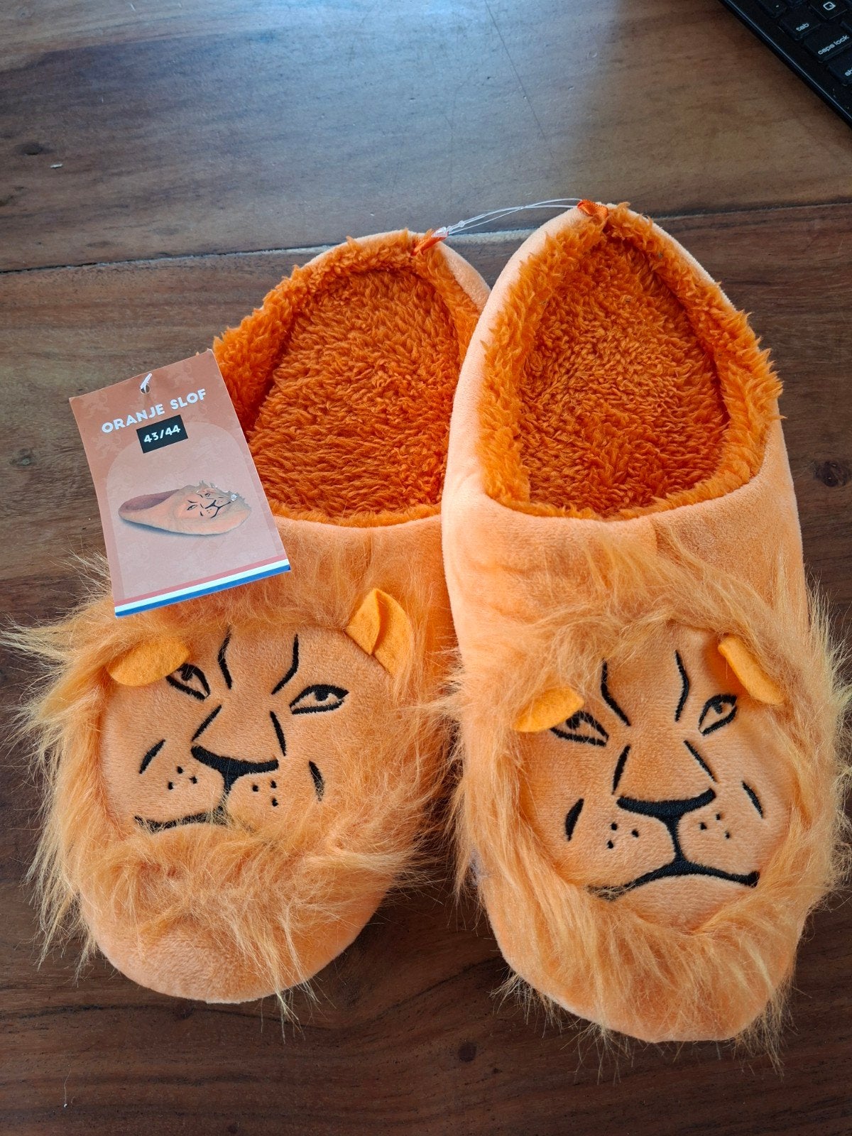 Oranje leeuw sloffen NIEUW mt 43 / 44 wk voetbal, Ophalen of Verzenden, Nieuw, Kostuum, Oranje of Koningsdag