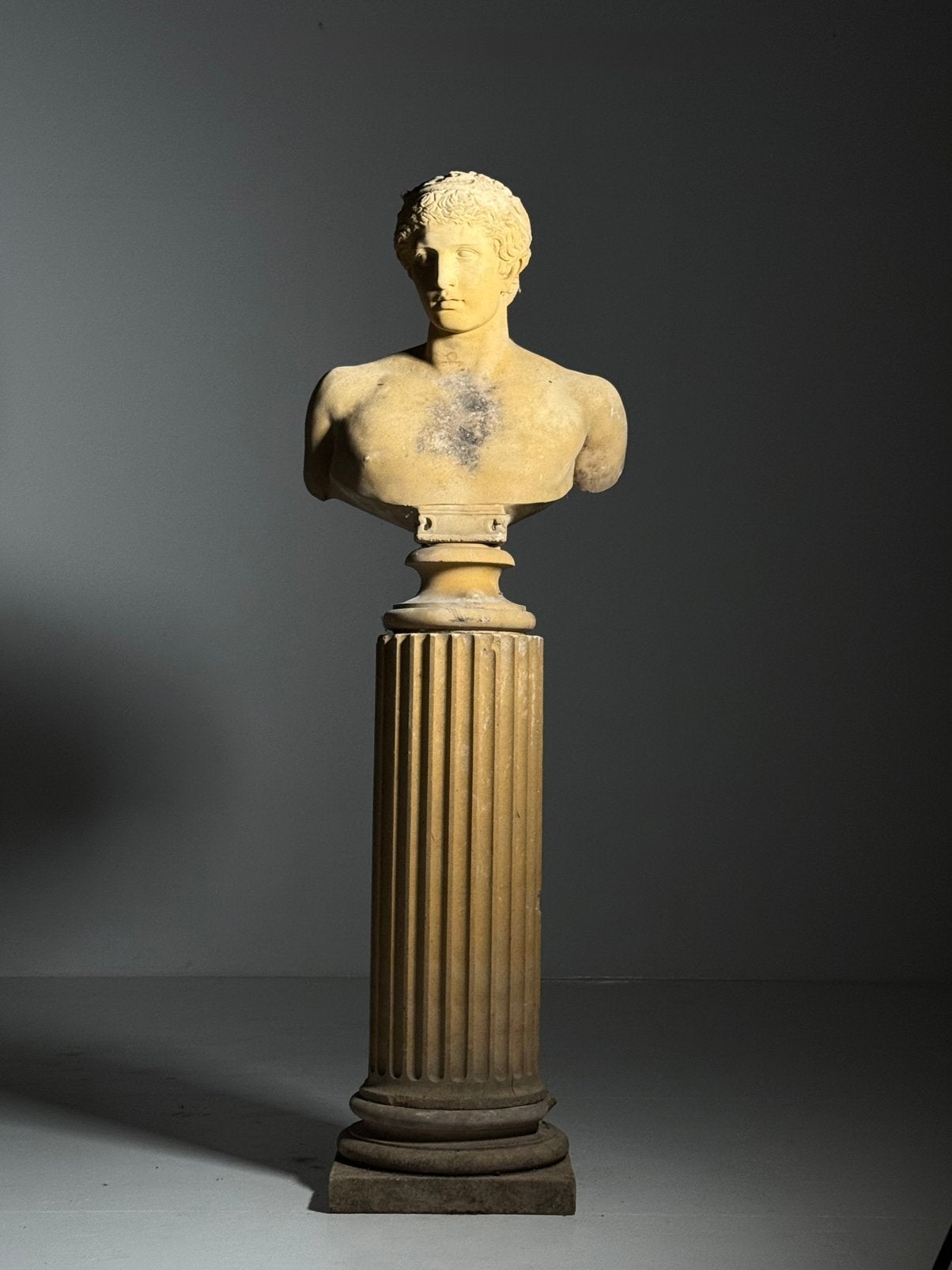 Borstbeeld op sokkel 20e eeuw Antinous, Huis en Inrichting, Ophalen, Zo goed als nieuw