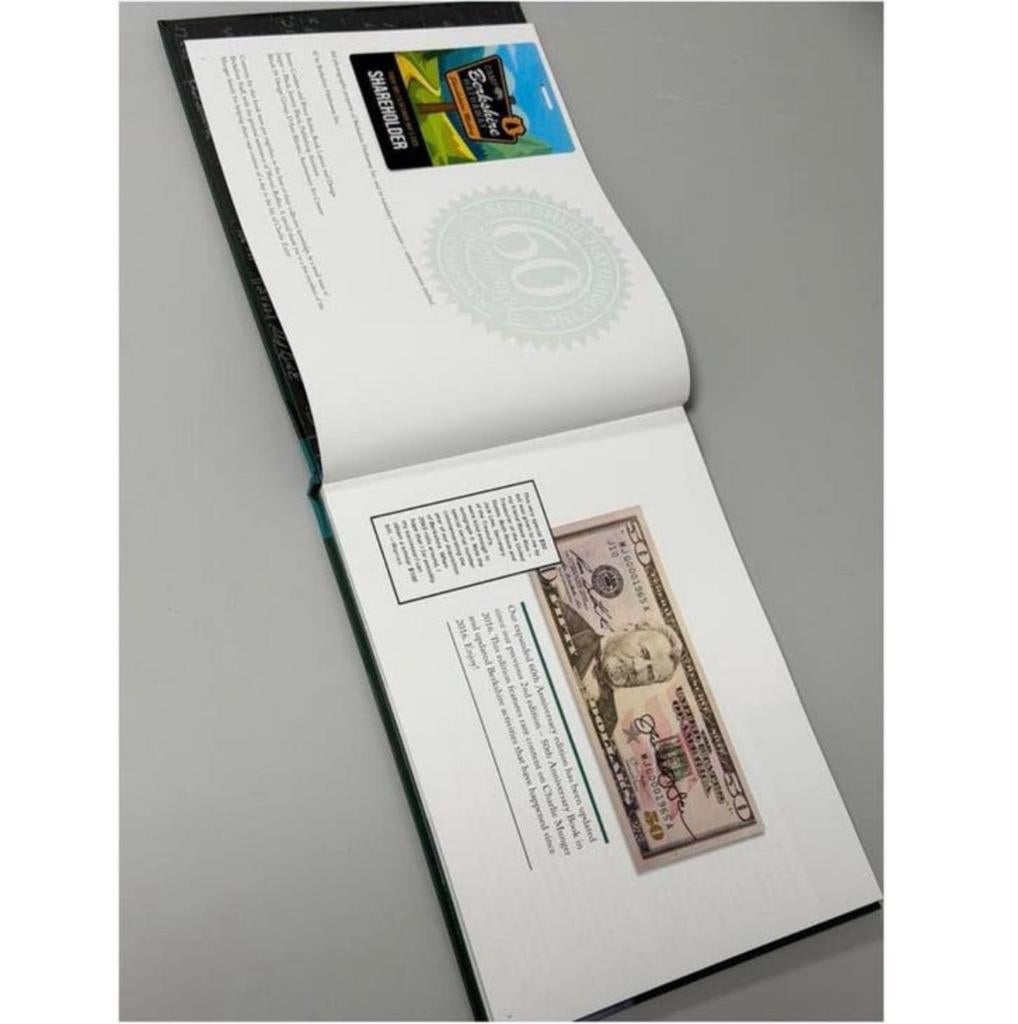 Berkshire Hathaway 60 Years Anniversary Book Warren Buffett, Boeken, Ophalen of Verzenden, Nieuw, Economie en Marketing