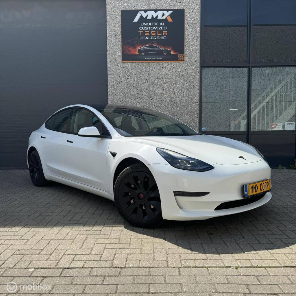 Tesla Model 3 Long Range AWD + MMX PACK + IAP + TREKHAAK, Auto's, Tesla, Automaat, Zwart, Overige carrosserieën, Wit