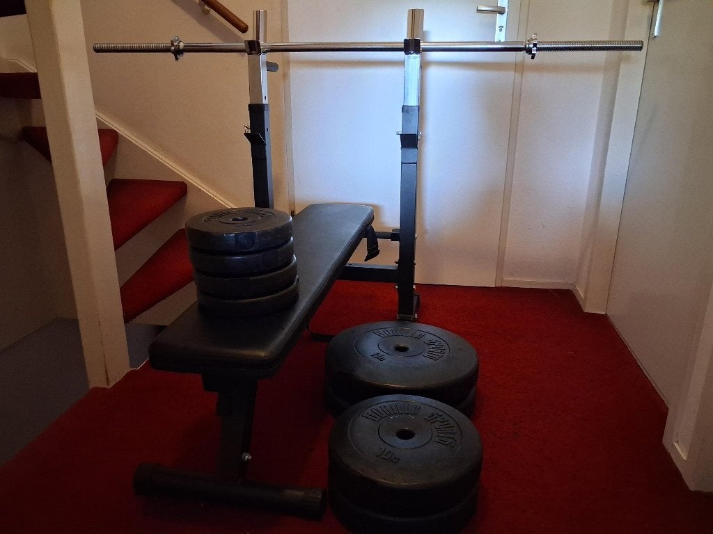 Fitnessbank met halterstang en gewichten van Gorilla Sports, Sport en Fitness, Ophalen, Gebruikt, Armen, Fitnessbank