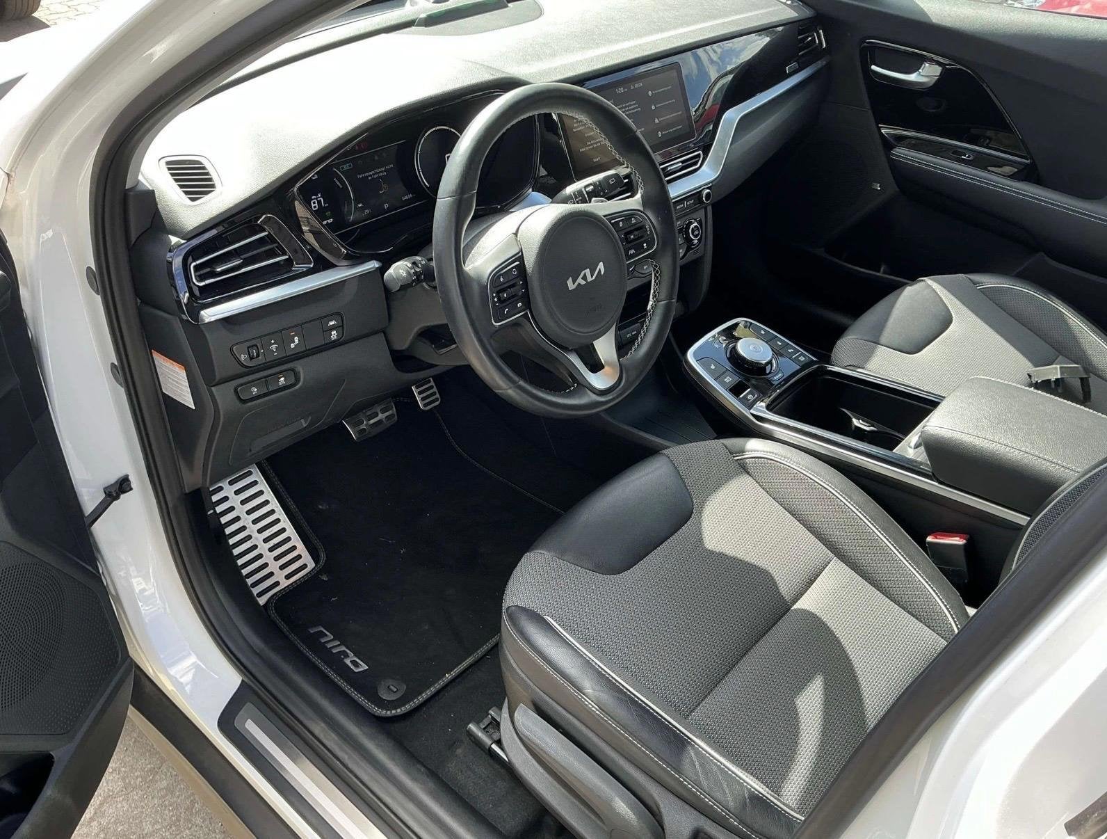 Kia E-Niro DynamicPlus 64 kWh JBL l ACC l CAMERA l SoH 99%, Gebruikt, Zwart, 1712 kg, Leder en Stof