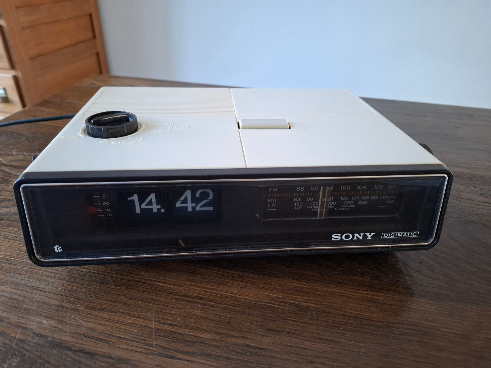 vintage Sony ICF-C570L flipklok wekkerradio, Ophalen of Verzenden, Gebruikt, Analoog