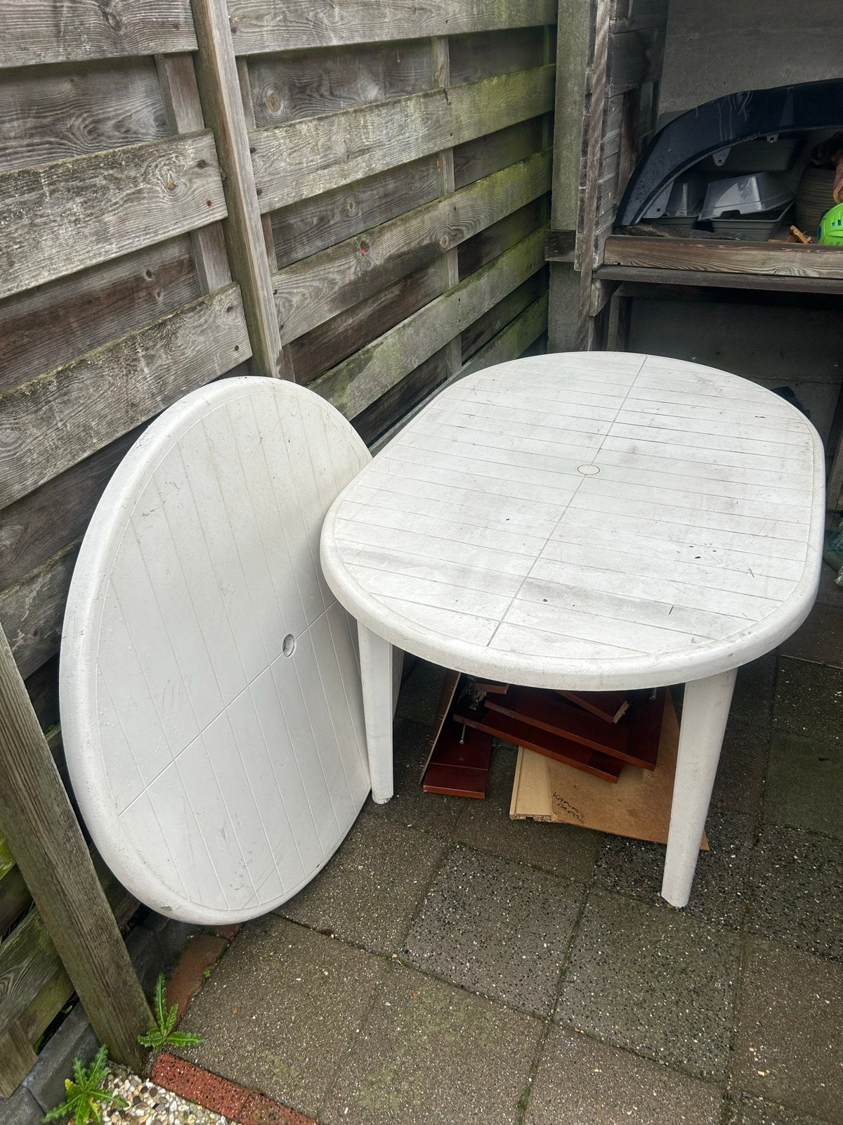 (Gratis) 2 witte kunststof tuintafels, Ophalen, Gebruikt, Ovaal, Kunststof