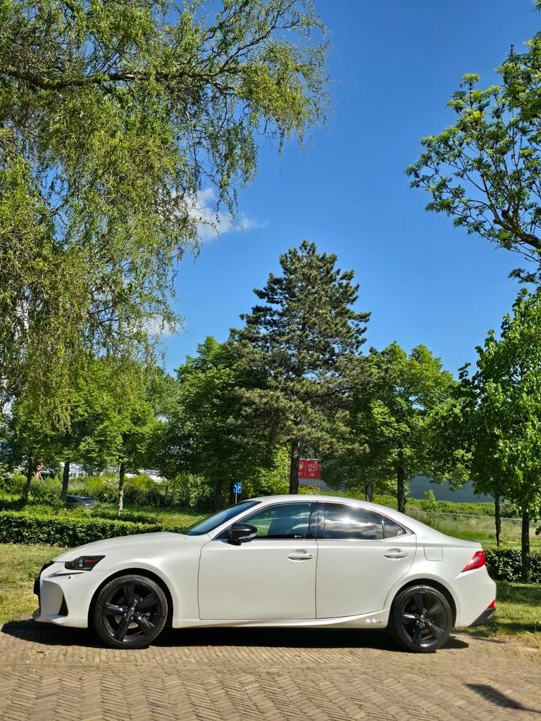 Lexus IS 300h Hybrid Sport-Line Facelift 2017 Parelmoer Wit, Auto's, Lexus, Automaat, Achterwielaandrijving, 750 kg, 181 pk