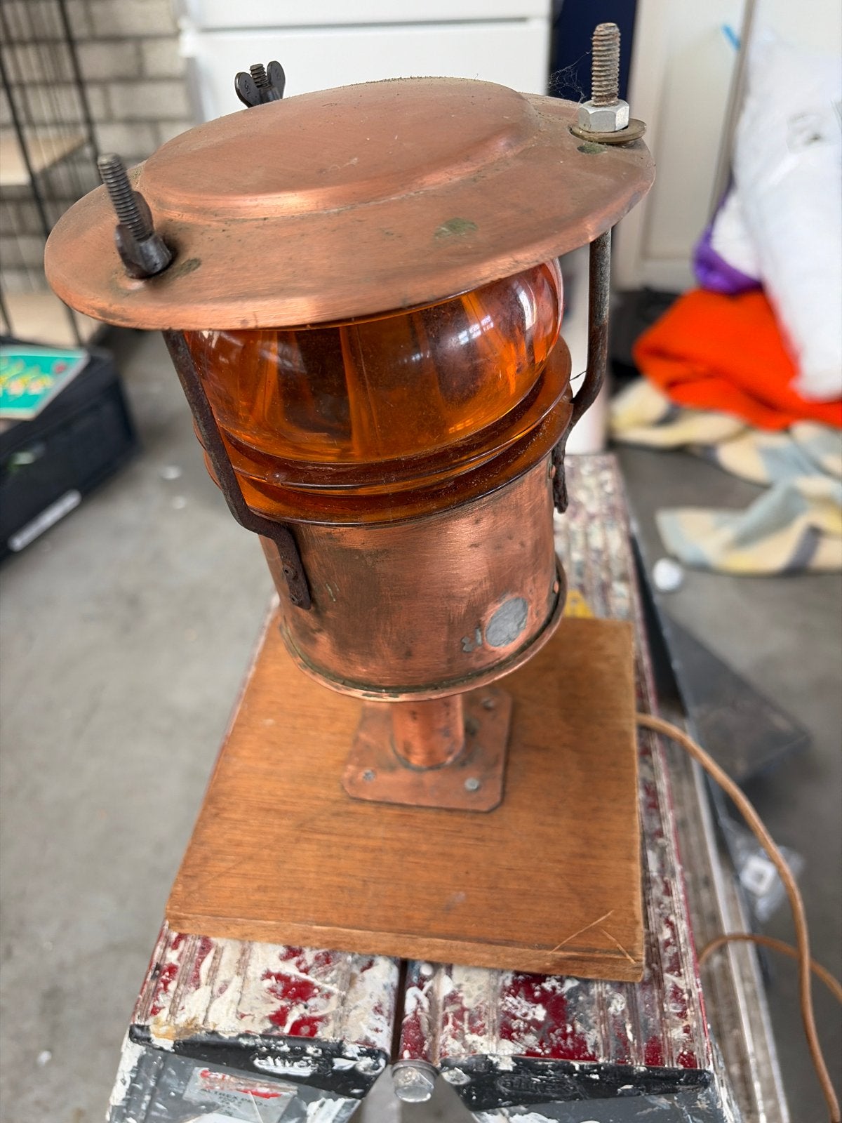 Koperen navigatielamp / bakenlamp met oranje glas, Antiek en Kunst, Ophalen