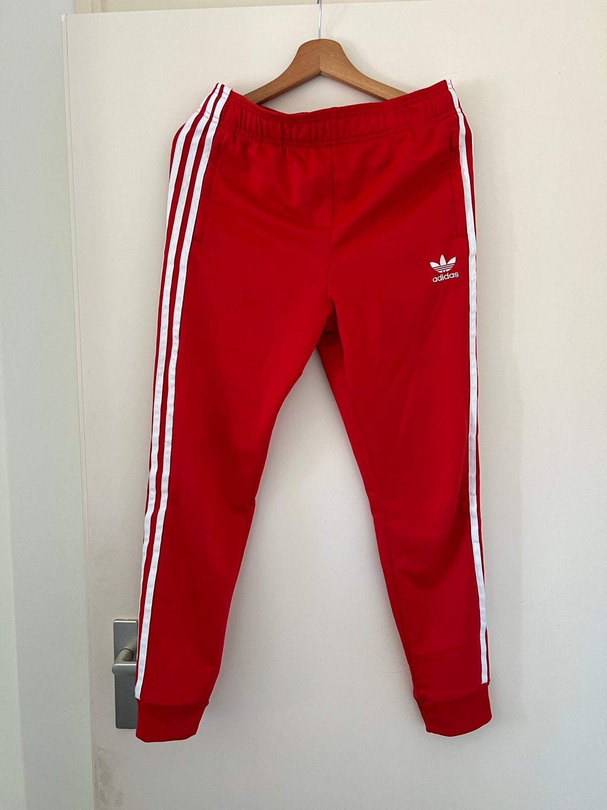 Adidas rode trainingsbroek met witte strepen, Maat 38/40 (M), Ophalen of Verzenden, Zo goed als nieuw, Lang