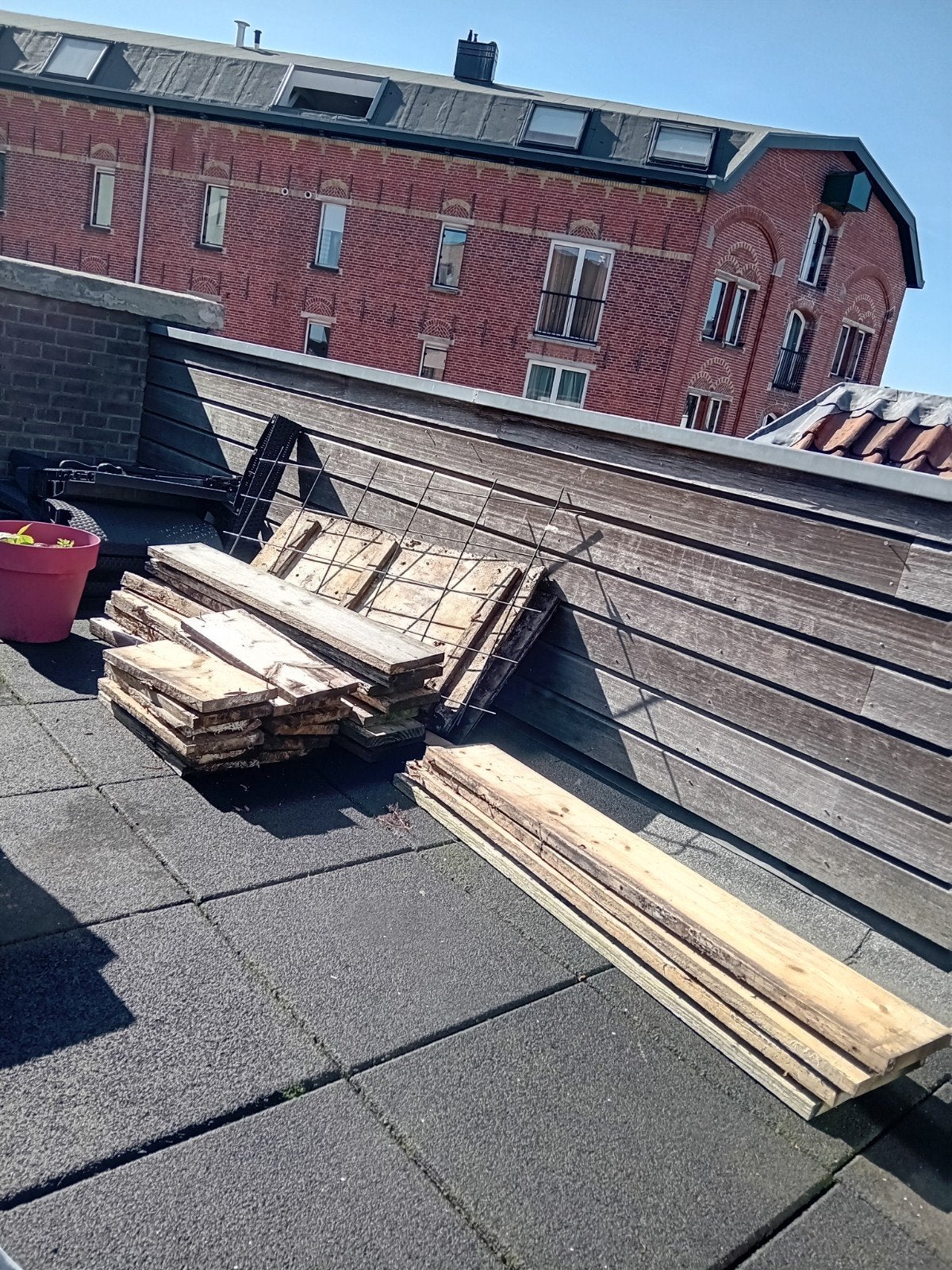 Oude planken met schroeven, ophalen voor 17 oktober, Ophalen