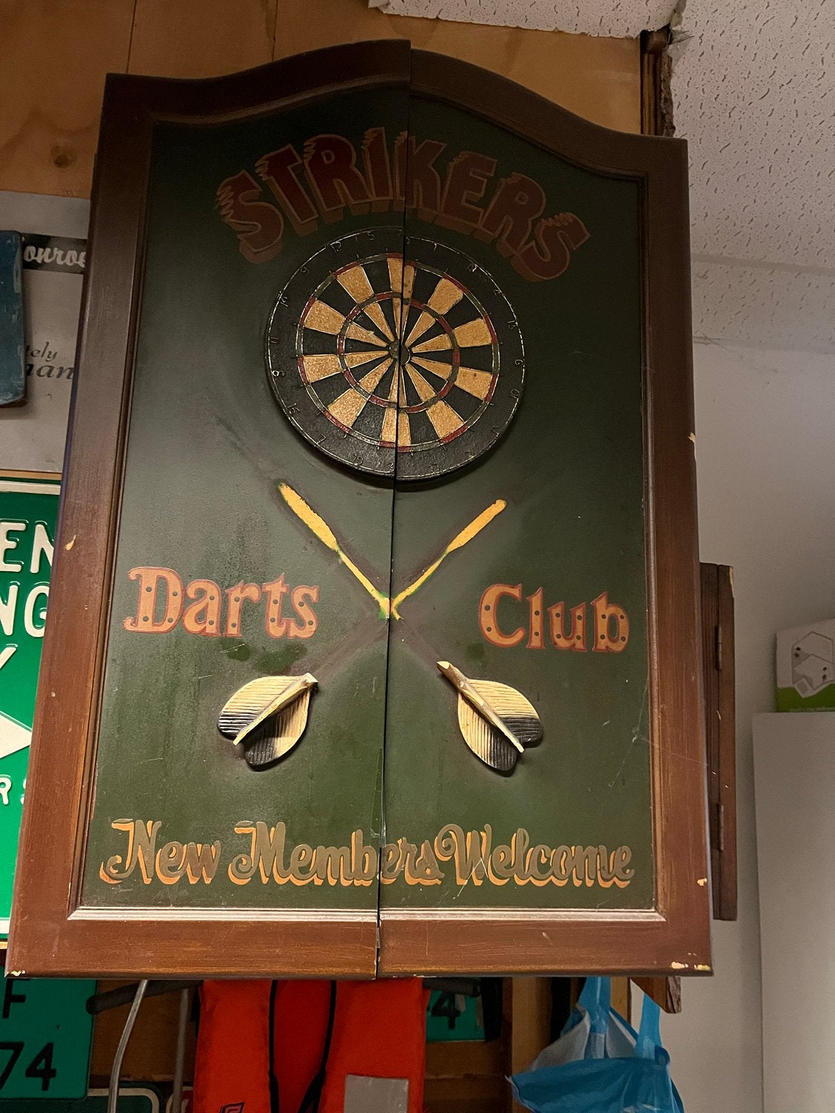 Vintage Dartkast met dartbord en gebruikerssporen, Sport en Fitness, Darts, Ophalen of Verzenden, Gebruikt, Dartbord met pijlen
