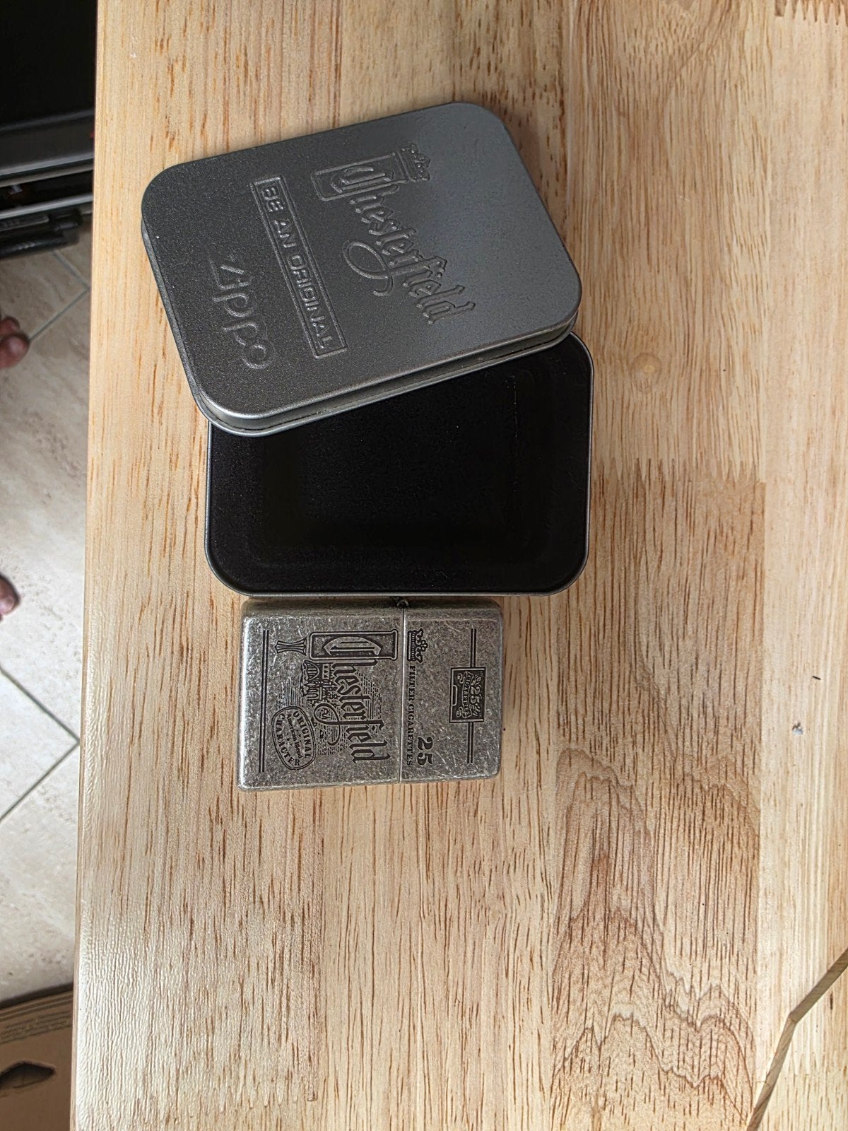 Zippo Chesterfield Aansteker - Zilverkleurig met Doosje, Verzamelen, Ophalen of Verzenden, Nieuw, Aansteker