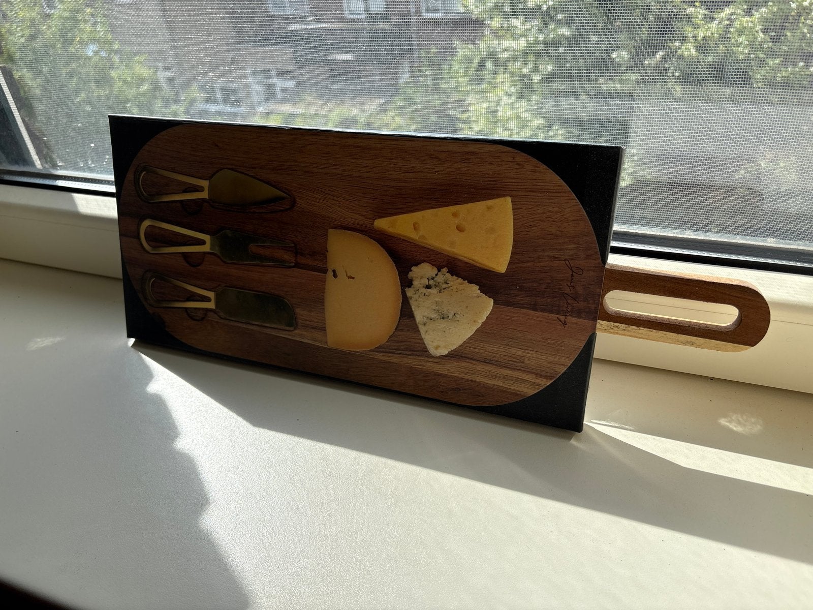 Jens Living serveerplank met goudkleurige kaasmesjes, Hout, Snij-/serveerplank, Ophalen of Verzenden, Zo goed als nieuw