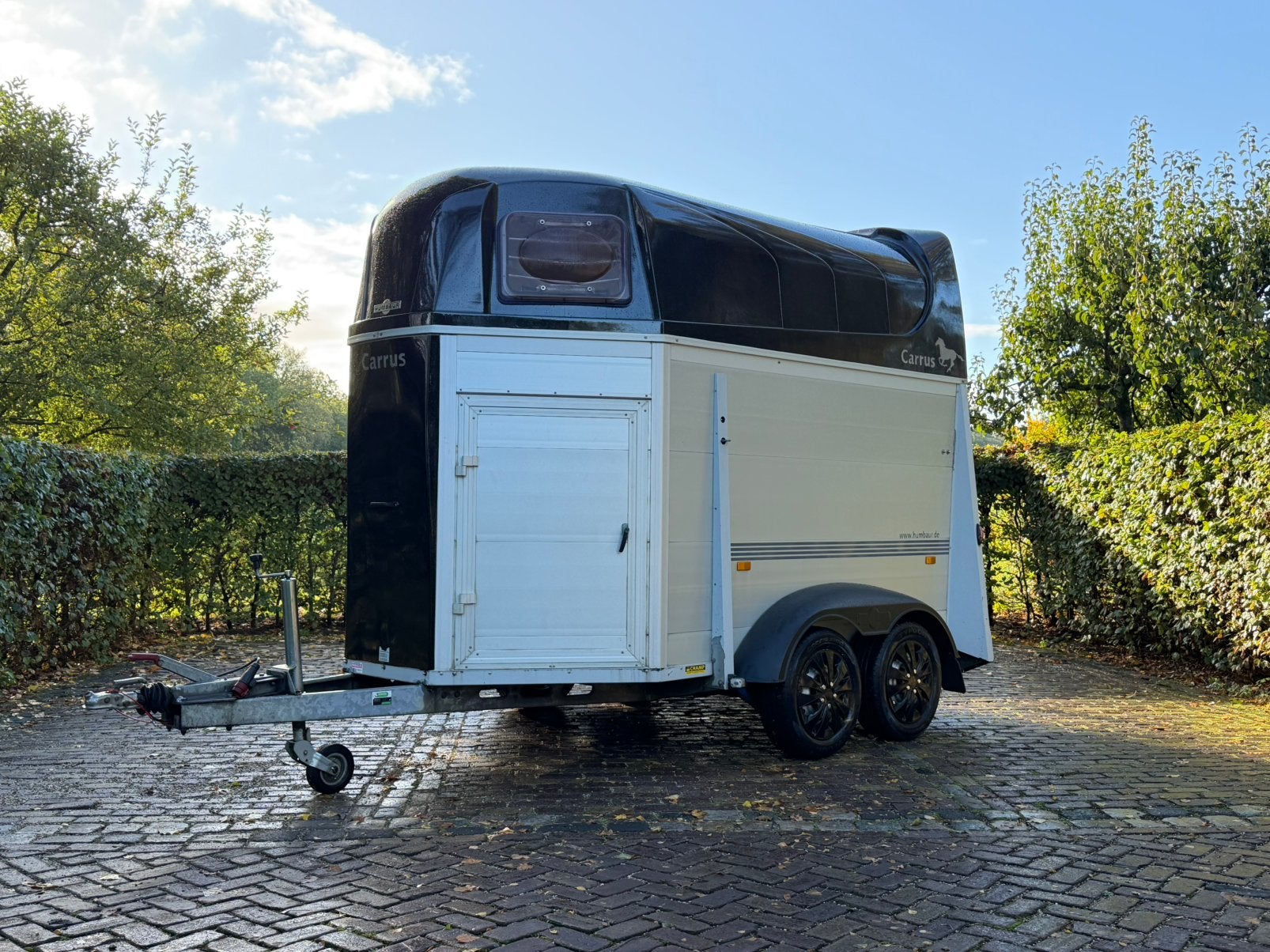Nette vol aluminium 2 paards humbaur met Zadelkamer