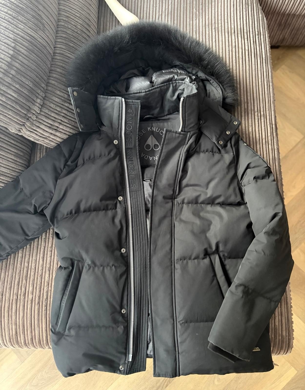 Moose Knuckles Herenjas – Maat M

Mooie, originele Moose Kn, Ophalen, Zo goed als nieuw, Zwart