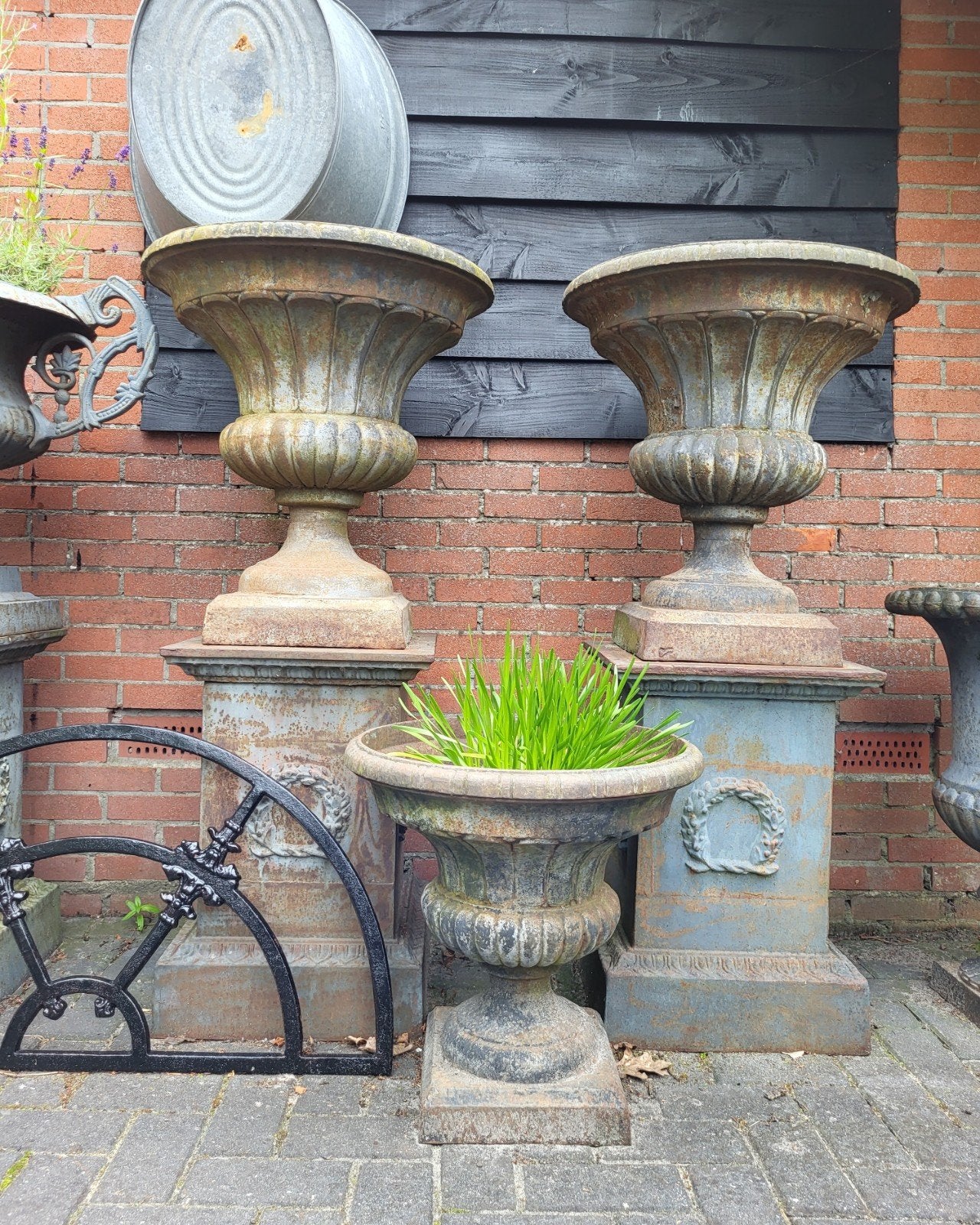 Gietijzeren tuinvazen tuinvaas bloempot bloembak op sokkel, Tuin en Terras, Ophalen of Verzenden