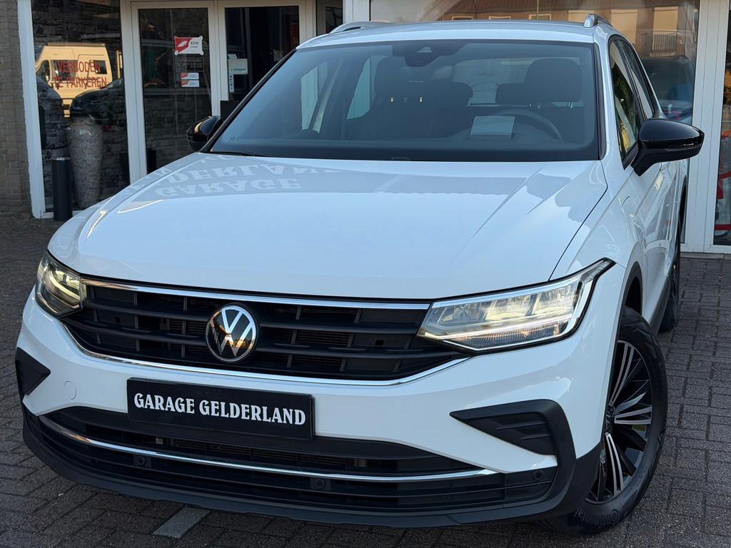 Volkswagen Tiguan 1.5 eHybrid | Full-Led | Apple/Android | N, Auto's, Volkswagen, Stof, Zwart, 150 pk, Wit
