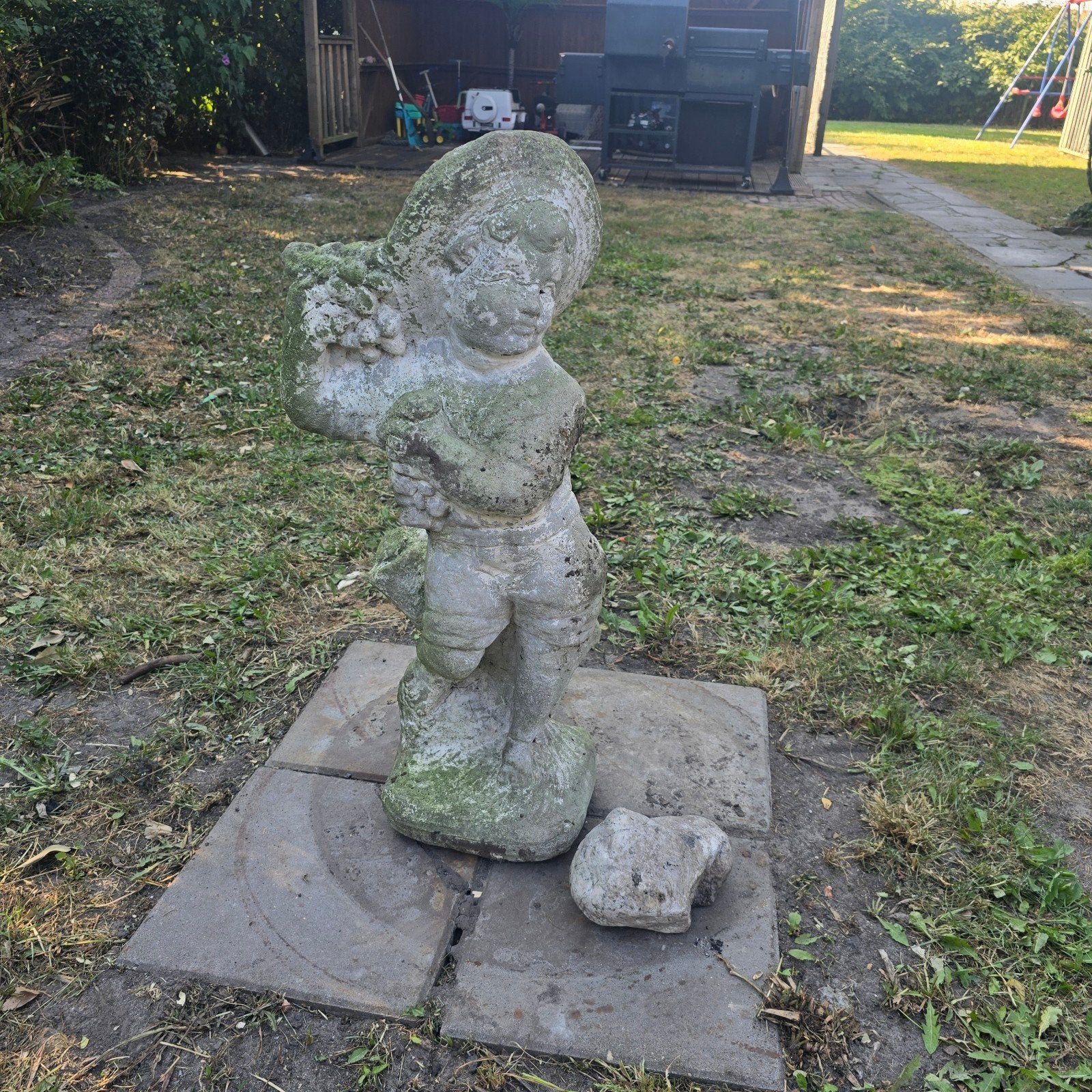 Vintage stenen beeld van putto met druiventros, Ophalen