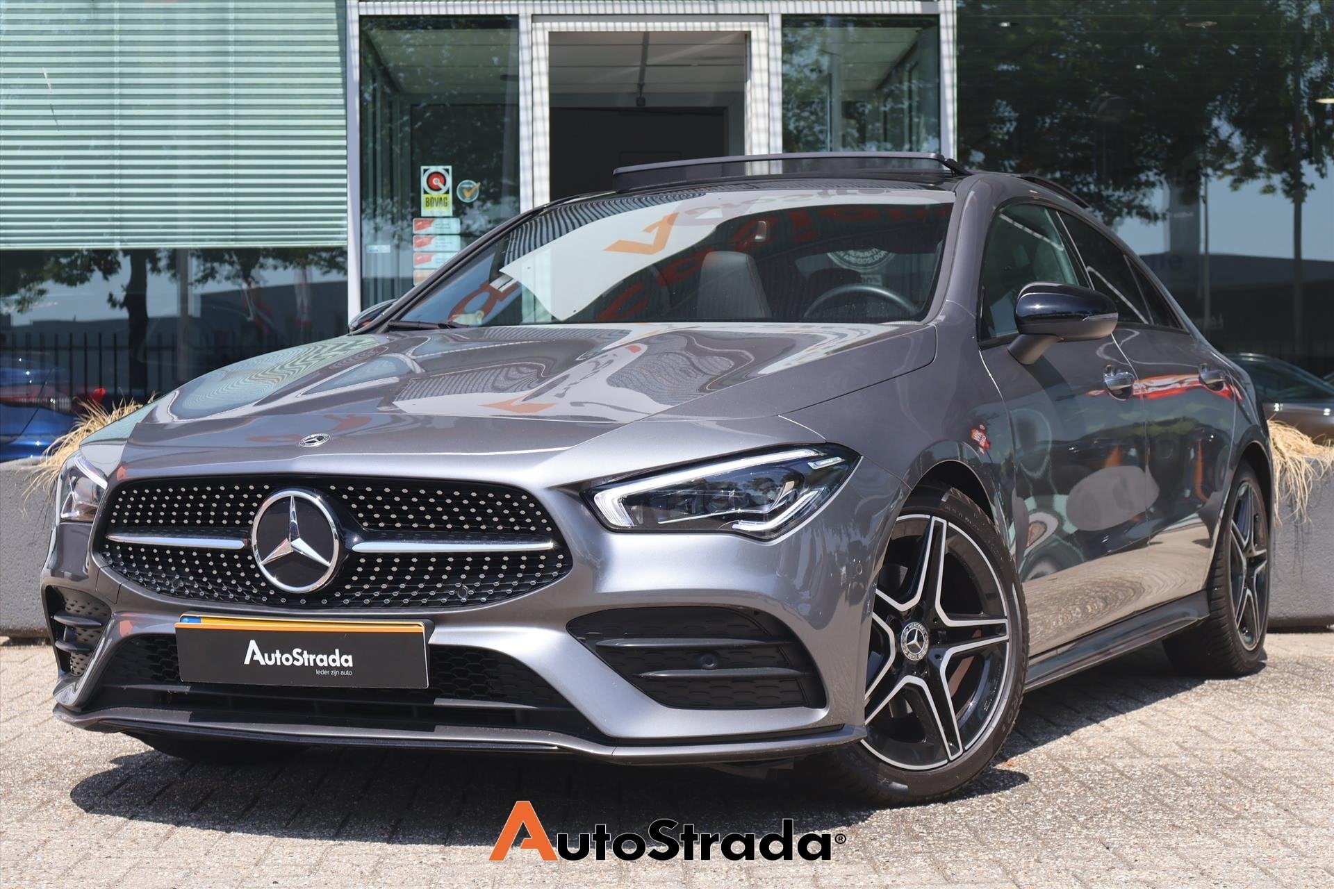 Mercedes CLA Coupé 180 AMG-Line | Cruise | Pano | Camera |, Auto's, CLA, Gebruikt, 4 cilinders, Met garantie (alle)