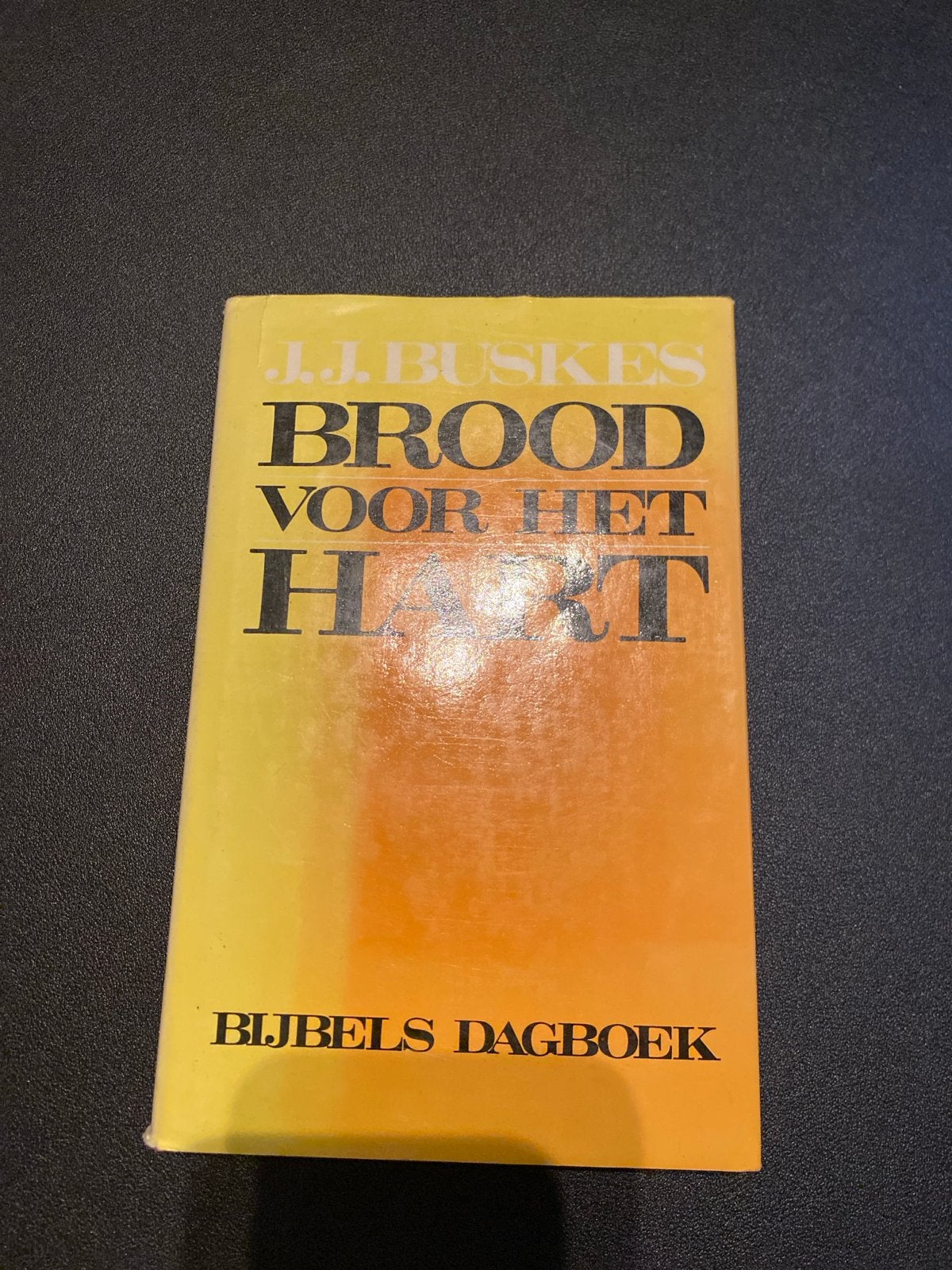 J.J. Buskes - Brood voor het Hart - Bijbels Dagboek, Ophalen of Verzenden, Gelezen, Christendom | Protestants