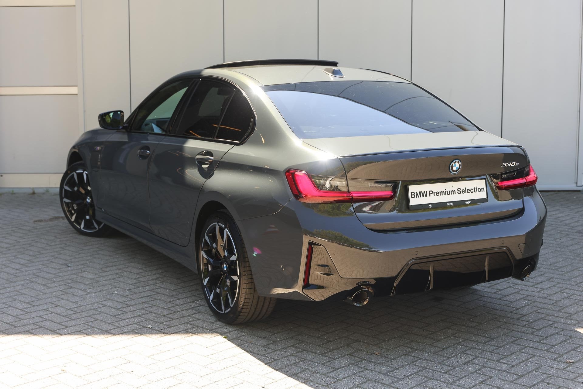 BMW 3 Serie 330e M Sport Automaat / Schuif-kanteldak / Sport, Achterwielaandrijving, 4 cilinders, Met garantie (alle), Leder en Stof