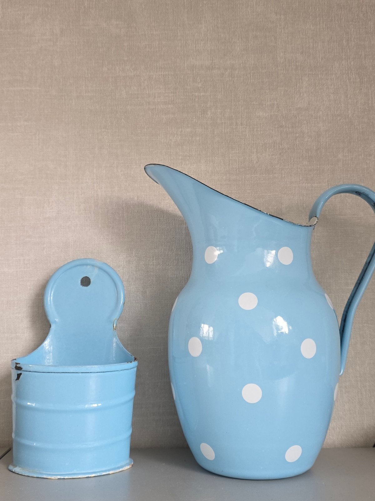 Prachtige Brocante set: blauwe emaille lampetkan & wandbakje, Antiek en Kunst, Antiek | Emaille, Ophalen