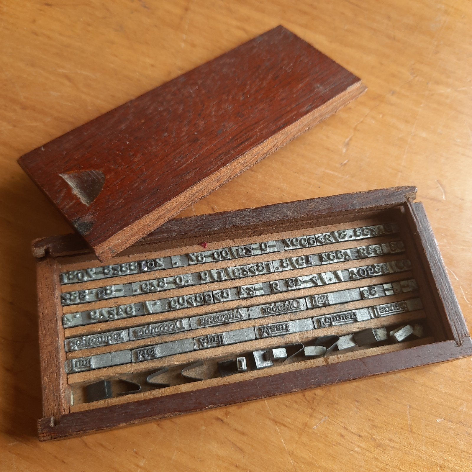 Antoek Doosje Cijfers en Maanden voor Letterzetter Stempel, Verzenden