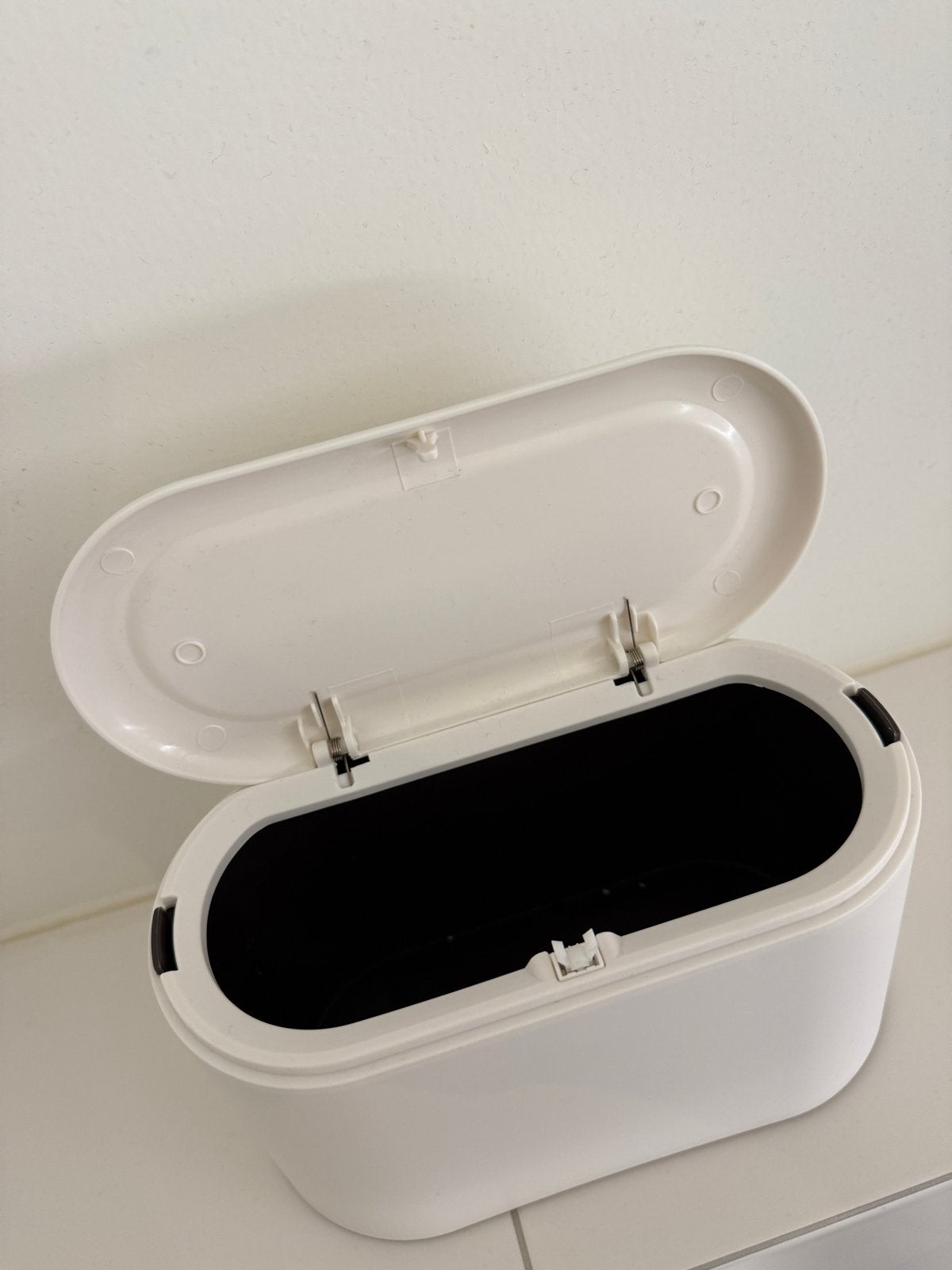 Compacte witte prullenbak met deksel, Kunststof, Nieuw, Ophalen of Verzenden, Minder dan 10 liter
